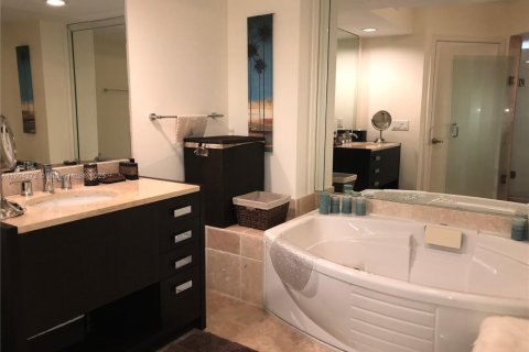 Condominio en venta en Sunny Isles Beach, Florida, 2 dormitorios, 152.64 m2 № 1955391 - foto 16