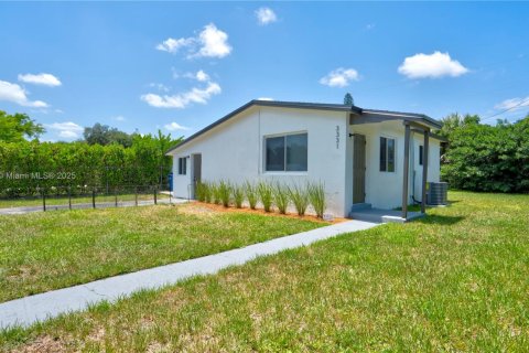 House in Lauderhill, Florida 3 bedrooms, 77.67 sq.m. № 1969102 - photo 3