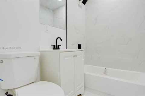 House in Lauderhill, Florida 3 bedrooms, 77.67 sq.m. № 1969102 - photo 19