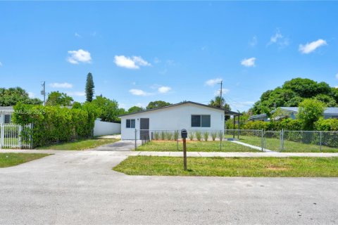 House in Lauderhill, Florida 3 bedrooms, 77.67 sq.m. № 1969102 - photo 4