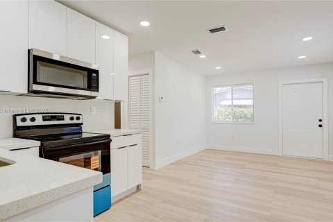 House in Lauderhill, Florida 3 bedrooms, 77.67 sq.m. № 1969102 - photo 7