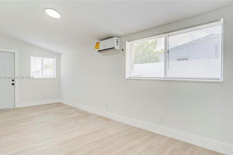 House in Lauderhill, Florida 3 bedrooms, 77.67 sq.m. № 1969102 - photo 15