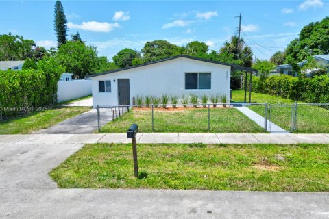 House in Lauderhill, Florida 3 bedrooms, 77.67 sq.m. № 1969102 - photo 1