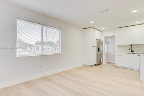 House in Lauderhill, Florida 3 bedrooms, 77.67 sq.m. № 1969102 - photo 20