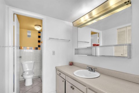 Condo in Hialeah, Florida, 3 bedrooms  № 1811715 - photo 24