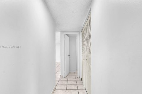 Condo in Hialeah, Florida, 3 bedrooms  № 1811715 - photo 14