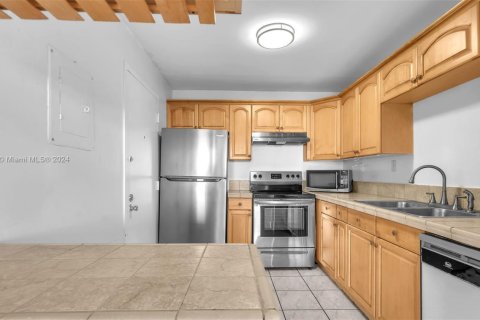 Condo in Hialeah, Florida, 3 bedrooms  № 1811715 - photo 10