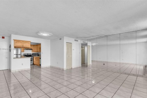 Condo in Hialeah, Florida, 3 bedrooms  № 1811715 - photo 8