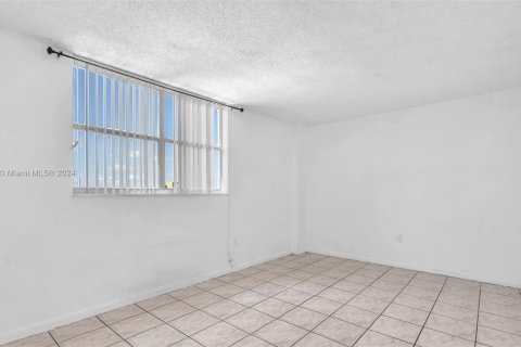 Condo in Hialeah, Florida, 3 bedrooms  № 1811715 - photo 18