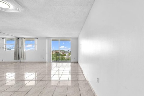Condo in Hialeah, Florida, 3 bedrooms  № 1811715 - photo 6