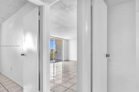 Condo in Hialeah, Florida, 3 bedrooms  № 1811715 - photo 16