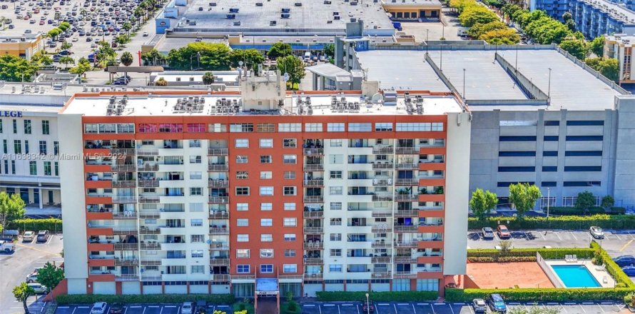 Condo in Hialeah, Florida, 3 bedrooms № 1811715