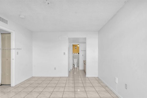 Condo in Hialeah, Florida, 3 bedrooms  № 1811715 - photo 21