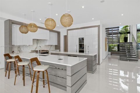 House in Fort Lauderdale, Florida 8 bedrooms, 598.85 sq.m. № 1892884 - photo 12