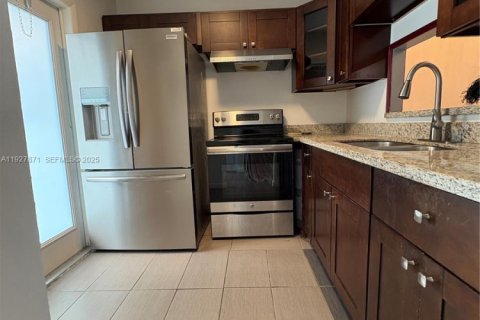 Condo in Lauderhill, Florida, 2 bedrooms  № 1991117 - photo 9