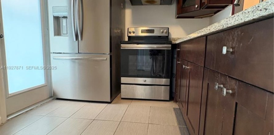 Condo in Lauderhill, Florida, 2 bedrooms  № 1991117