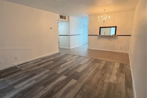 Condo in Lauderhill, Florida, 2 bedrooms  № 1991117 - photo 2