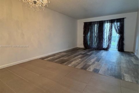 Condo in Lauderhill, Florida, 2 bedrooms  № 1991117 - photo 3