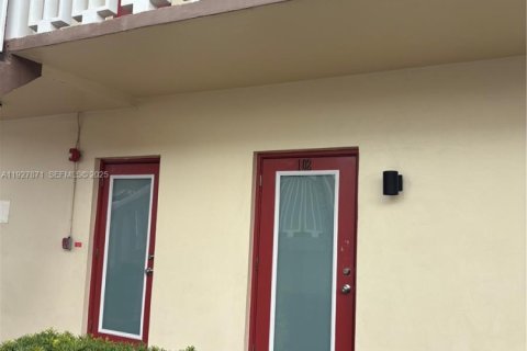 Condo in Lauderhill, Florida, 2 bedrooms  № 1991117 - photo 7