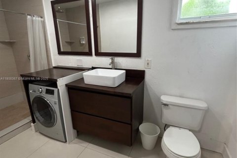 Снять в аренду квартиру в Окленд-Парк, Флорида 1 спальня, 363.99м2, № 1865610 - фото 4