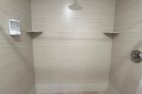 Снять в аренду квартиру в Окленд-Парк, Флорида 1 спальня, 363.99м2, № 1865610 - фото 5
