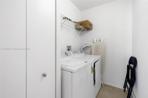 Купить кондоминиум в Бэл-Харбор, Флорида 3 спальни, 218.6м2, № 2053392 - фото 19