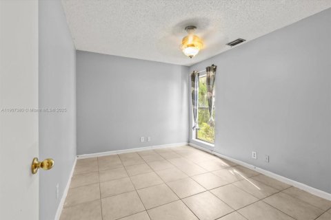 Condo in Palm Springs, Florida, 2 bedrooms  № 1968346 - photo 23