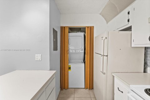 Condo in Palm Springs, Florida, 2 bedrooms  № 1968346 - photo 18