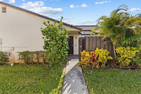 Condo in Palm Springs, Florida, 2 bedrooms  № 1968346 - photo 1