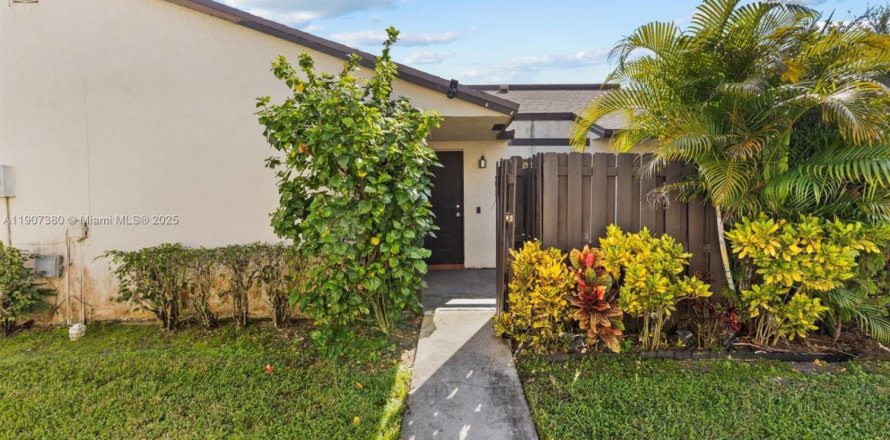 Condo in Palm Springs, Florida, 2 bedrooms  № 1968346