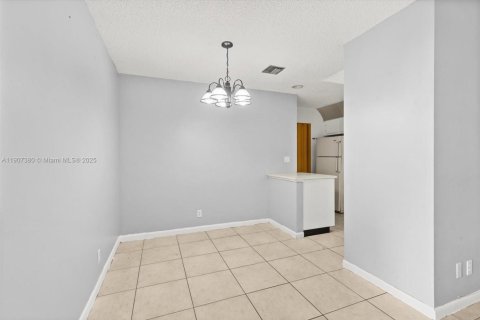 Condo in Palm Springs, Florida, 2 bedrooms  № 1968346 - photo 10