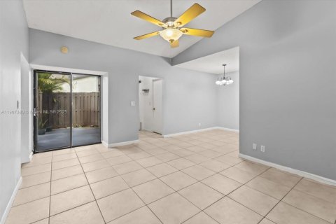 Condo in Palm Springs, Florida, 2 bedrooms  № 1968346 - photo 8