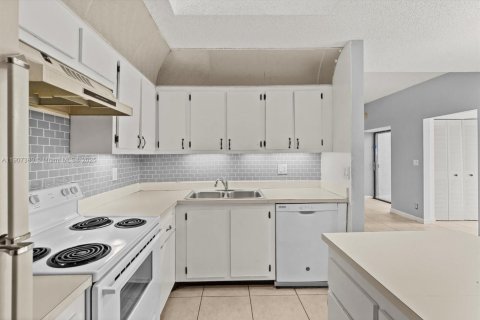 Condo in Palm Springs, Florida, 2 bedrooms  № 1968346 - photo 16