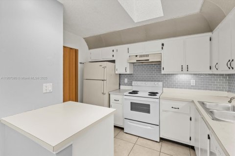 Condo in Palm Springs, Florida, 2 bedrooms  № 1968346 - photo 14