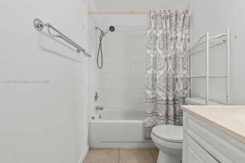 Condo in Palm Springs, Florida, 2 bedrooms  № 1968346 - photo 26