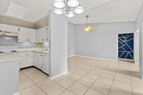 Condo in Palm Springs, Florida, 2 bedrooms  № 1968346 - photo 11