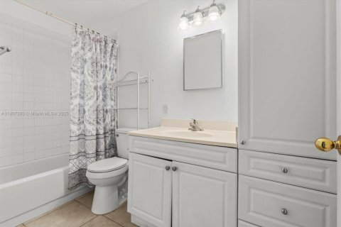 Condo in Palm Springs, Florida, 2 bedrooms  № 1968346 - photo 25