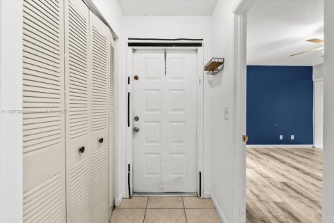 Condo in Palm Springs, Florida, 2 bedrooms  № 1968346 - photo 5