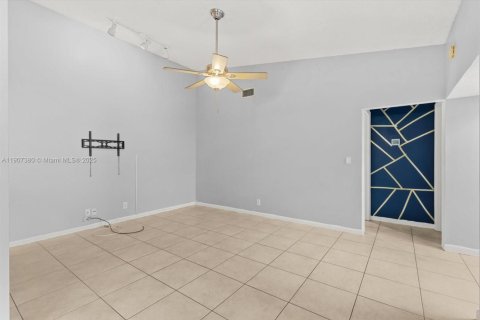 Condo in Palm Springs, Florida, 2 bedrooms  № 1968346 - photo 7