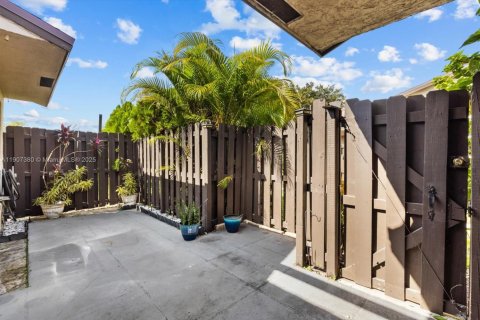 Condo in Palm Springs, Florida, 2 bedrooms  № 1968346 - photo 3