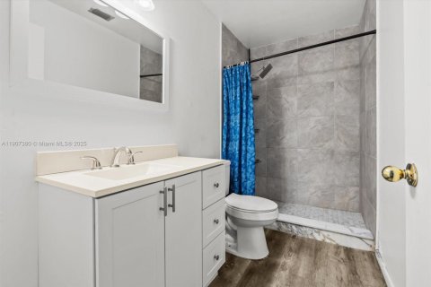 Condo in Palm Springs, Florida, 2 bedrooms  № 1968346 - photo 22