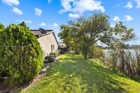 Condo in Palm Springs, Florida, 2 bedrooms  № 1968346 - photo 30