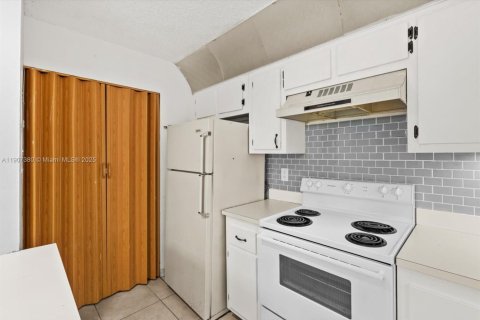 Condo in Palm Springs, Florida, 2 bedrooms  № 1968346 - photo 15