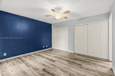 Condo in Palm Springs, Florida, 2 bedrooms  № 1968346 - photo 19