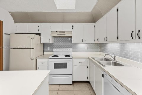 Condo in Palm Springs, Florida, 2 bedrooms  № 1968346 - photo 13