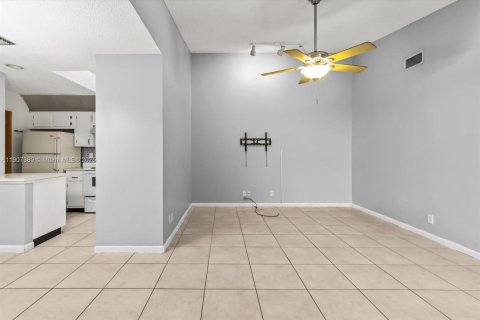 Condo in Palm Springs, Florida, 2 bedrooms  № 1968346 - photo 6