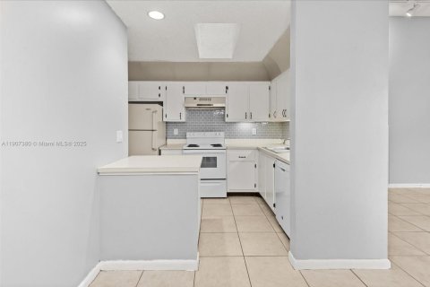 Condo in Palm Springs, Florida, 2 bedrooms  № 1968346 - photo 12