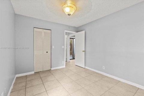 Condo in Palm Springs, Florida, 2 bedrooms  № 1968346 - photo 24