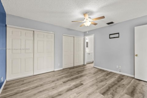 Condo in Palm Springs, Florida, 2 bedrooms  № 1968346 - photo 21