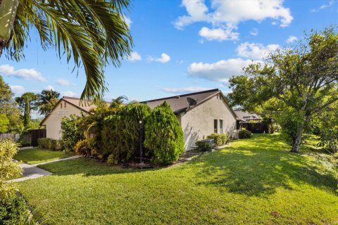 Condo in Palm Springs, Florida, 2 bedrooms  № 1968346 - photo 29